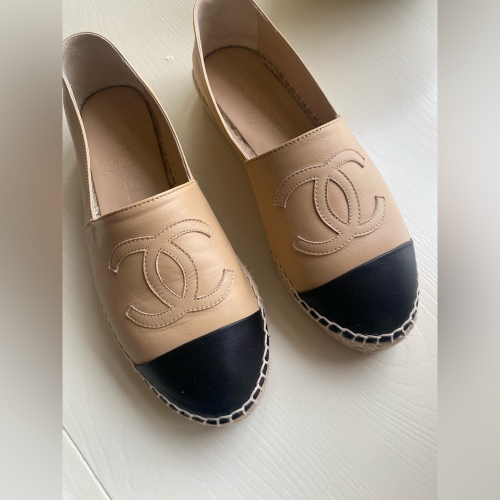 CHANEL Beige and Black Leather Espadrille Flats with CC Logo - Picture 1 of 6